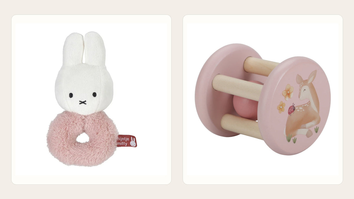 Zwei Original-Shopfotos: Miffy Fluffy Pink Stoffrassel und Fairy Garden Holz-Rollrassel auf getrennten hellen Bildkacheln