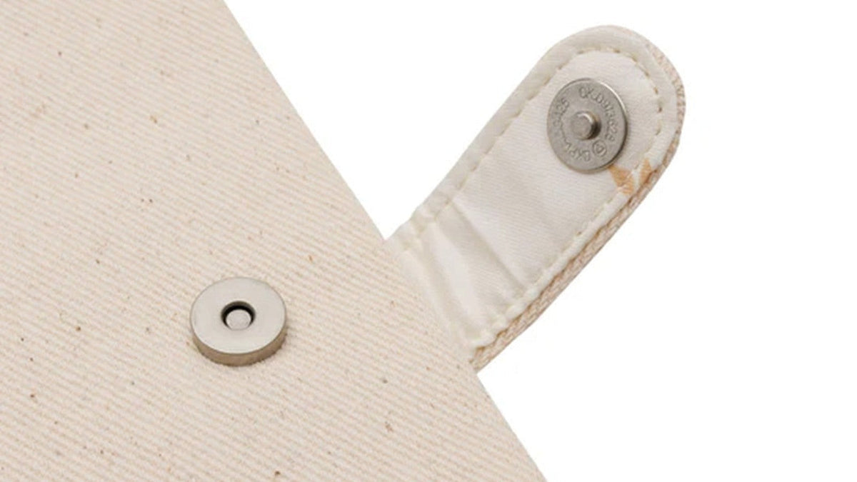 Detail der Jollein U-Heft- und Mutterpasshülle Twill Sand als Unterlagenmappe für die Hebammenbetreuung im Wochenbett
