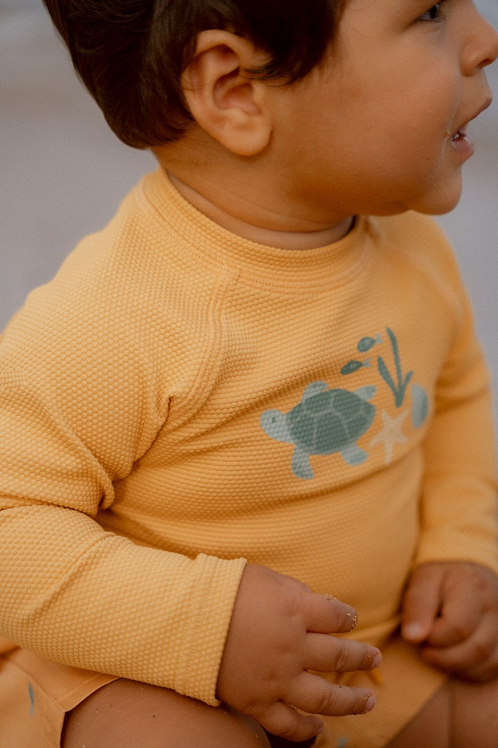Langarm-Schwimmshirt Seashells Sunny Yellow in Gelb – weitere Ansicht