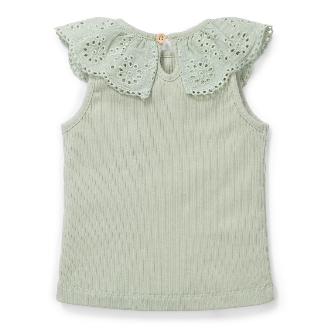 Little Dutch Top Rib Grass Green – Detailansicht des grünen Ripp-Tops