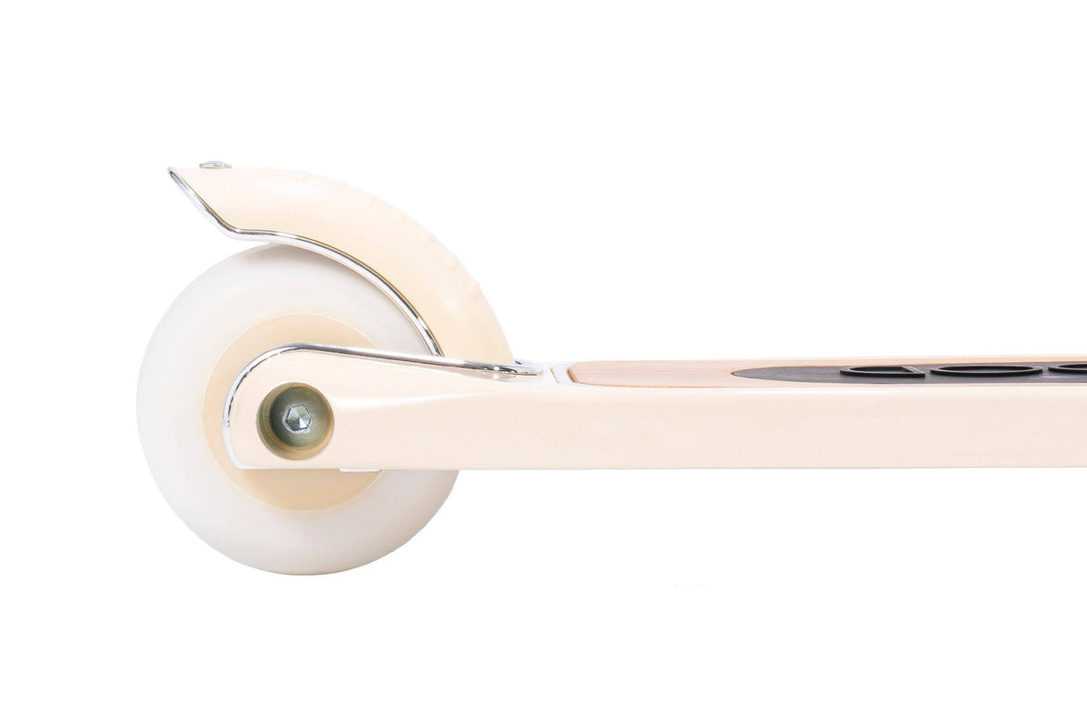 Banwood Kinderroller in Beige mit breiter Trittfläche und drei Rädern – Detailansicht