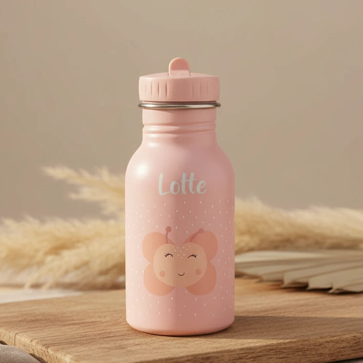 Trixie Trinkflasche 350ml Frau Schmetterling – mit aufgedrucktem Namen in einer Szene