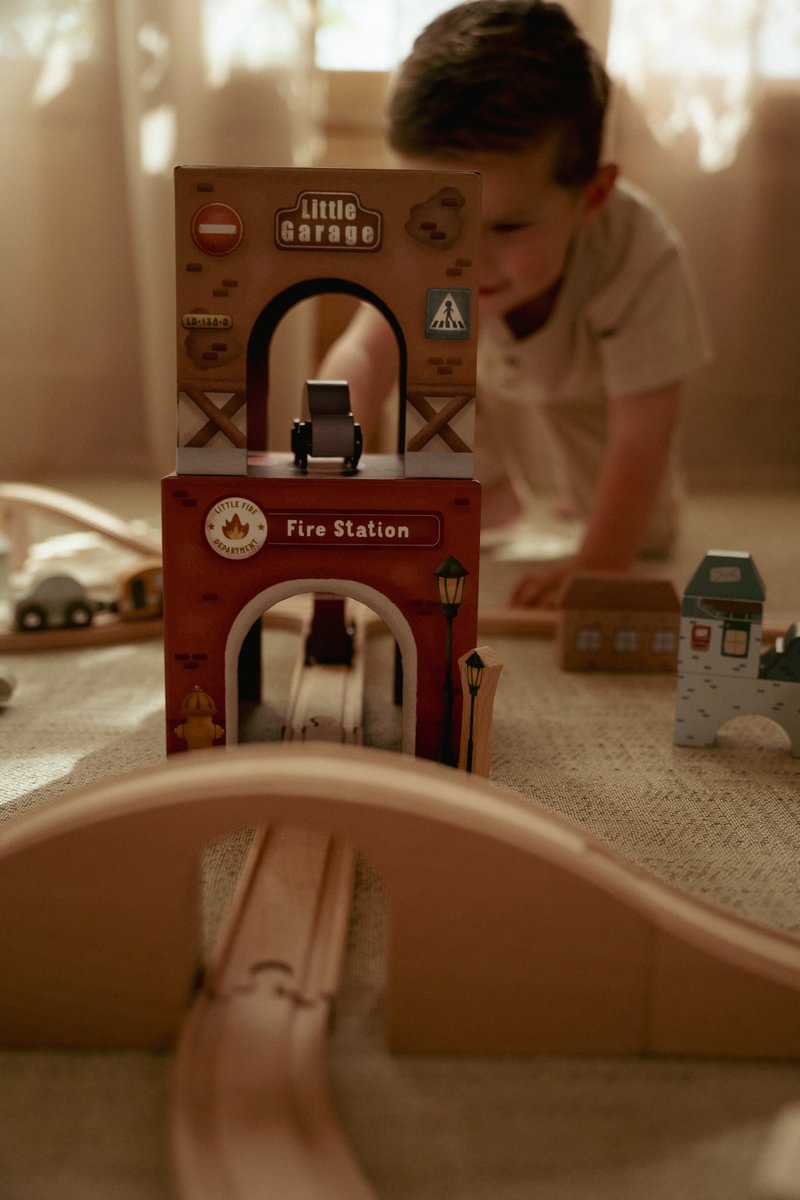 Little Dutch Spielset mit sechs Stapelblöcken und passenden Autos