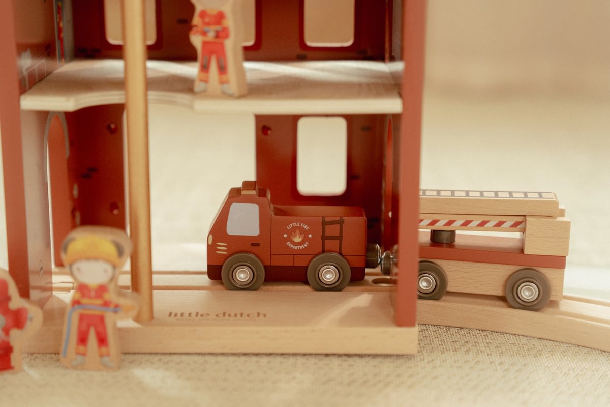 Little Dutch Feuerwache aus Holz – Spielszenenansicht