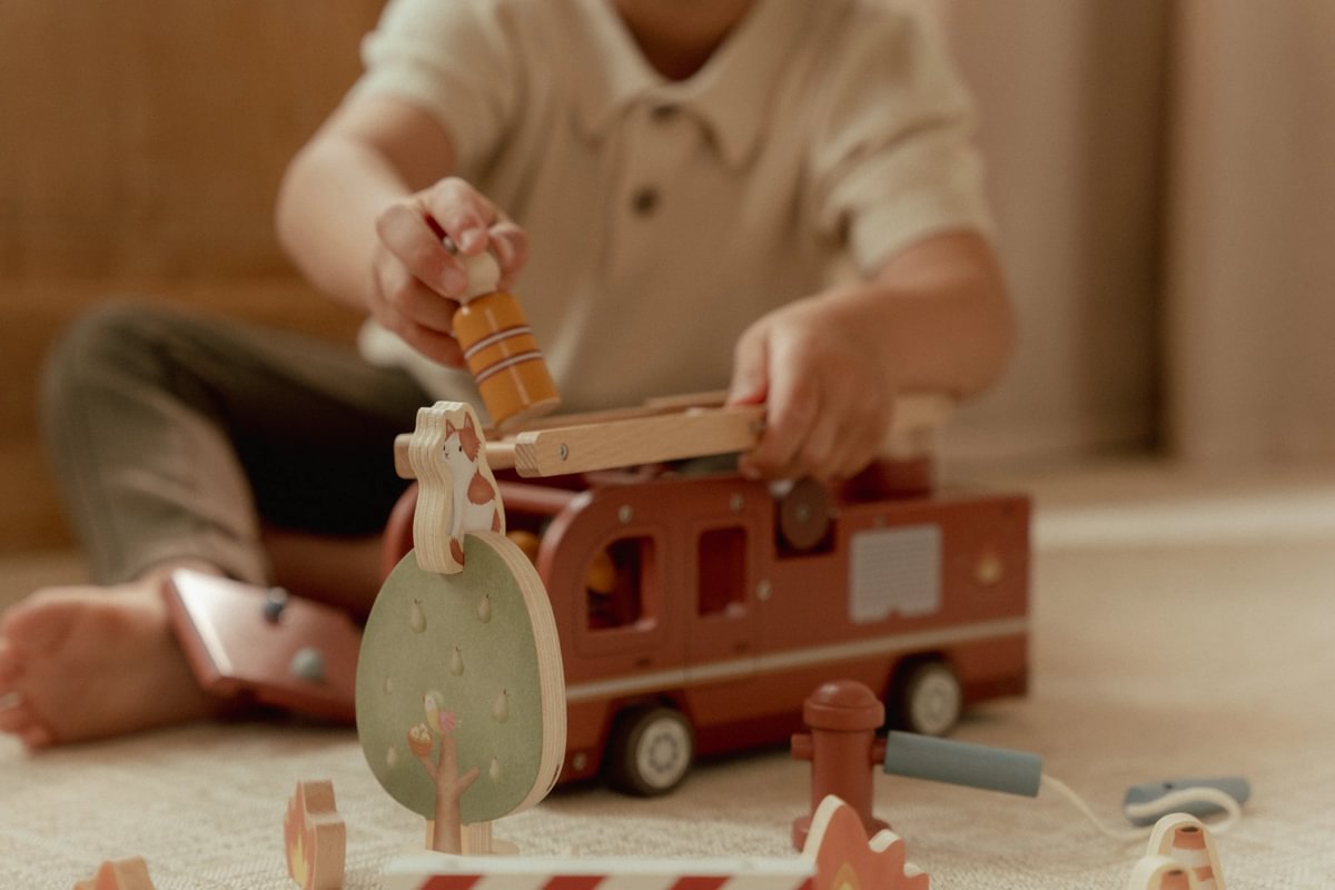 Little Dutch Holz-Feuerwehrauto mit Figuren – weitere Produktansicht