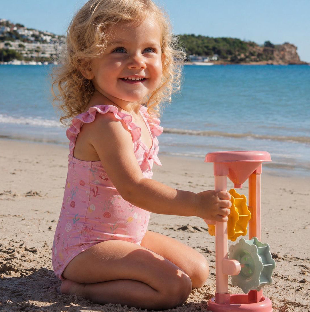 Mädchen spielt am Strand mit rosa Little Dutch Sand- und Wasserspielzeug