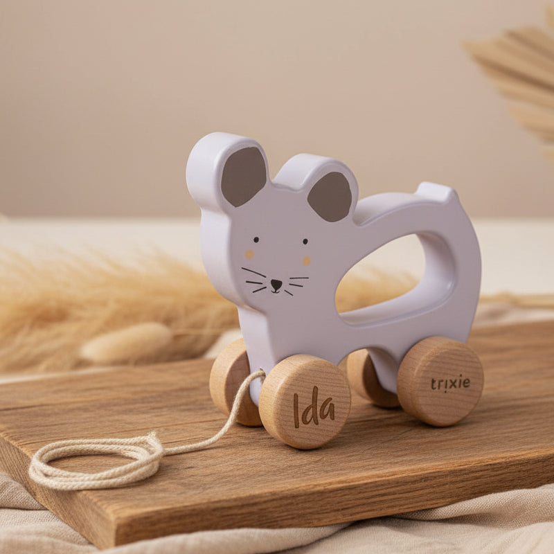 Holz-Nachziehtier Frau Maus von Trixie – Beispiel mit personalisierter Gravur