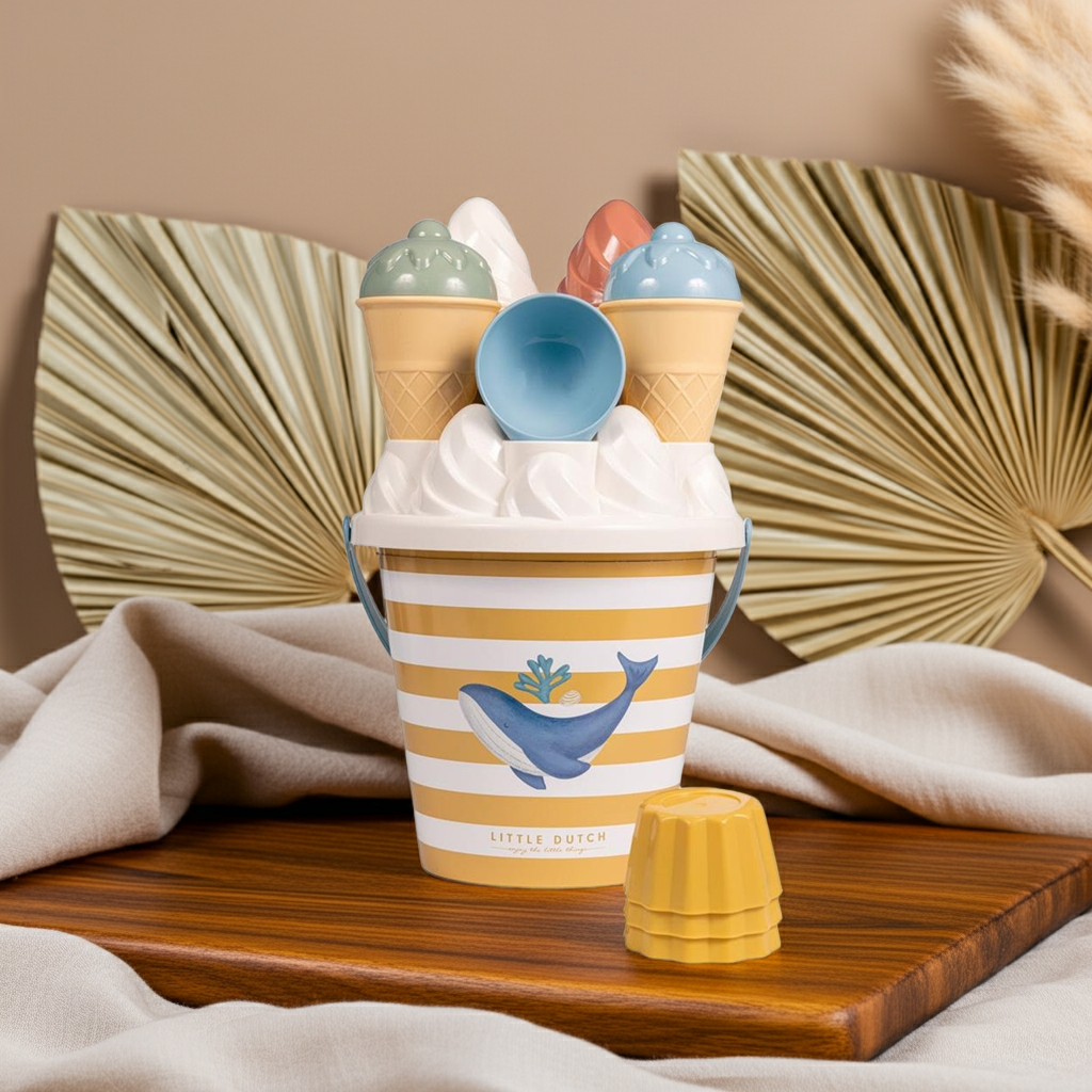 Ocean Dreams Blue Eimer-Set von Little Dutch in dekorierter Produkt-Szene