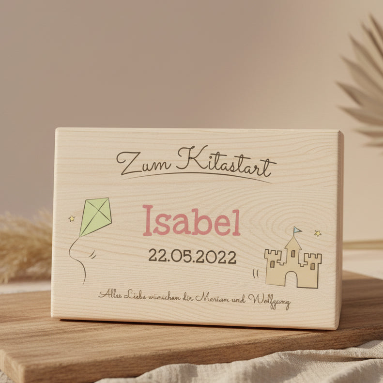 Personalisierte Erinnerungsbox aus Naturholz zum Kitastart mit Name und farbigem Motiv