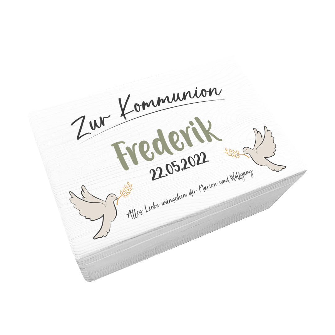 Personalisierte Erinnerungsbox aus Holz zur Kommunion mit Name und christlichem Motiv