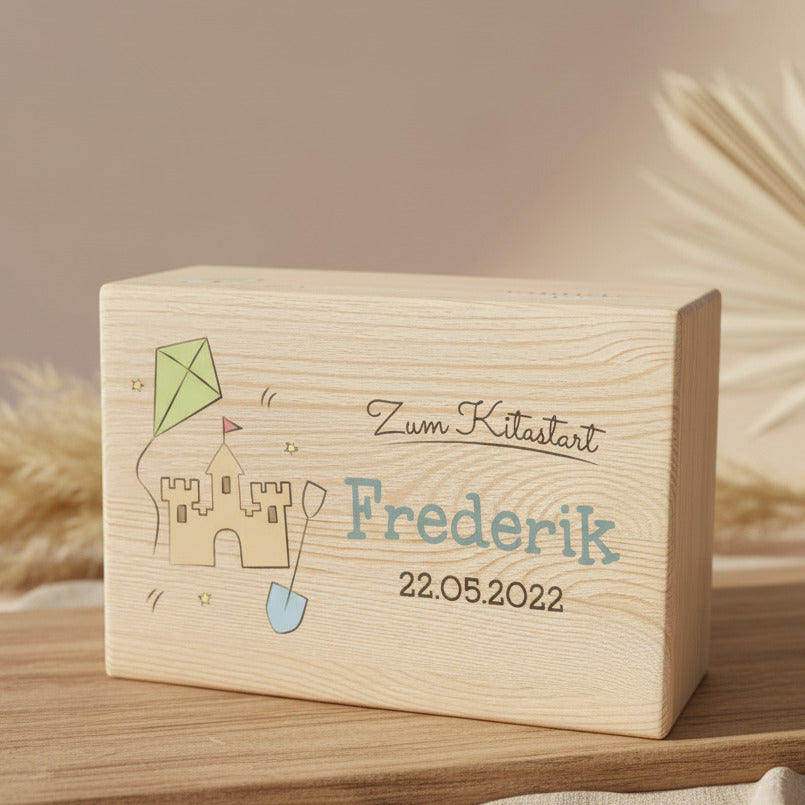 Personalisierte Holzkiste zum Kitastart mit Name und farbigem Kinder-Motiv