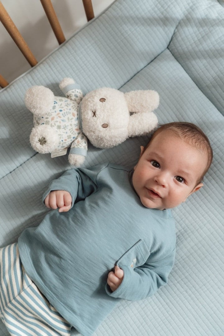 Miffy Lucky Leaves Kuschelhase 20 cm – Detailansicht des blauen weichen Plüschtiers mit bedrucktem Cord für Babys und Kinder