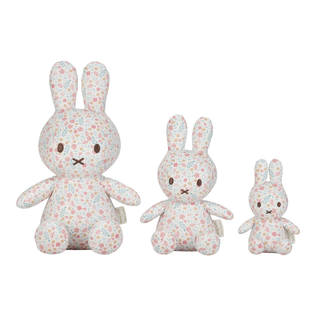 Miffy Lucky Blossom Kuschelhase 15 cm – Detailansicht des kleinen rosa Plüschtiers mit floralem All-over-Muster