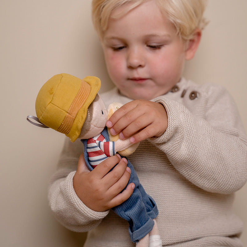 Detailansicht der Little Dutch Kuschelpuppe Dutch Jim 35 cm