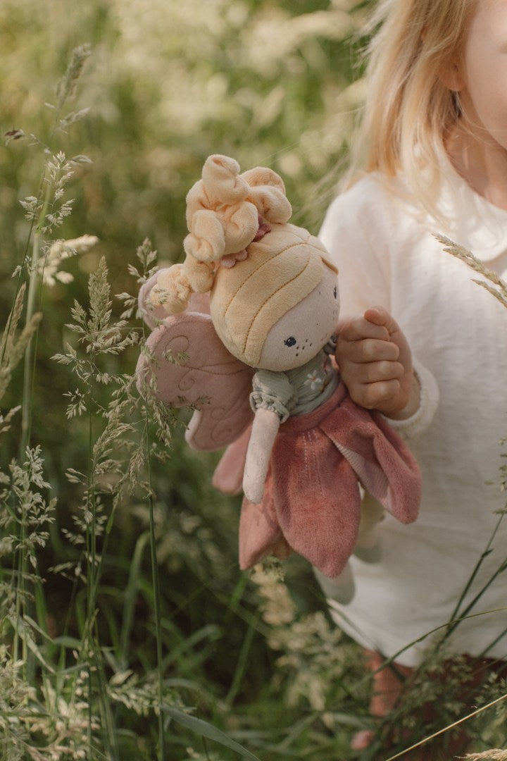 Little Dutch Fairy Mila Kuschelpuppe – weitere Detailansicht der weichen Fee mit Flügeln als Kinderzimmer-Begleiterin