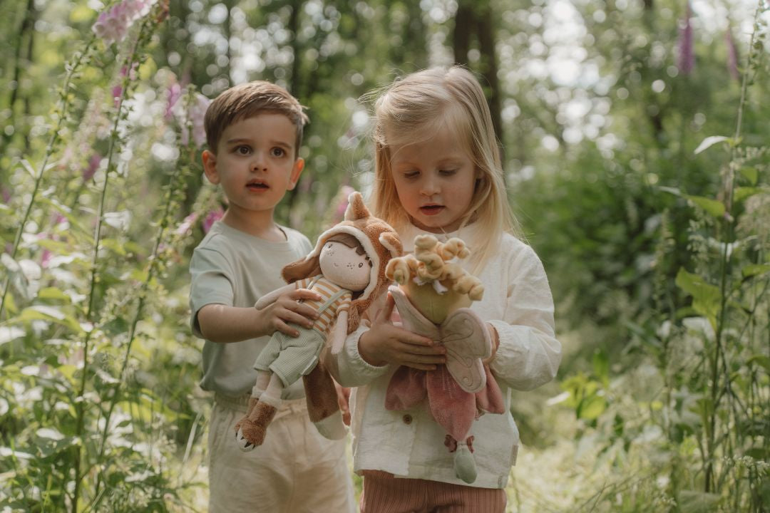 Little Dutch Kuschelpuppe Forest Friend Sam 35 cm – weitere Produktansicht der Plüschpuppe für fantasievolle Waldgeschichten