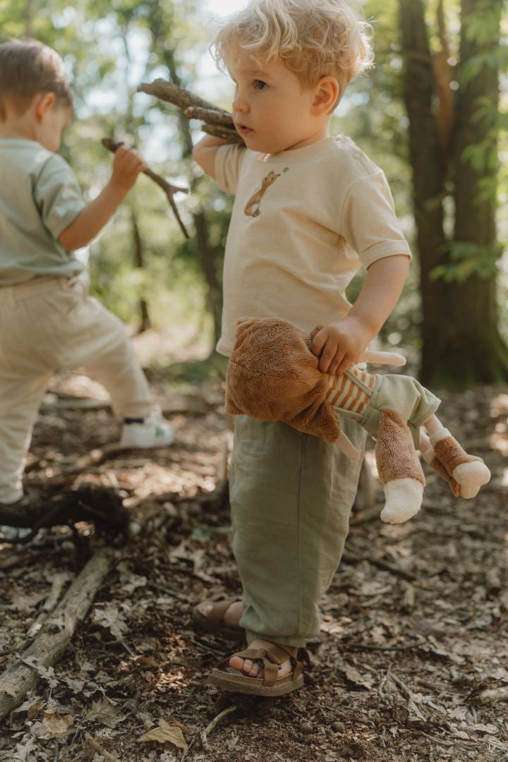 Little Dutch Forest Friend Sam Kuschelpuppe – weitere Detailansicht der weichen Puppe im Fuchskostüm als Kinderzimmer-Begleiter