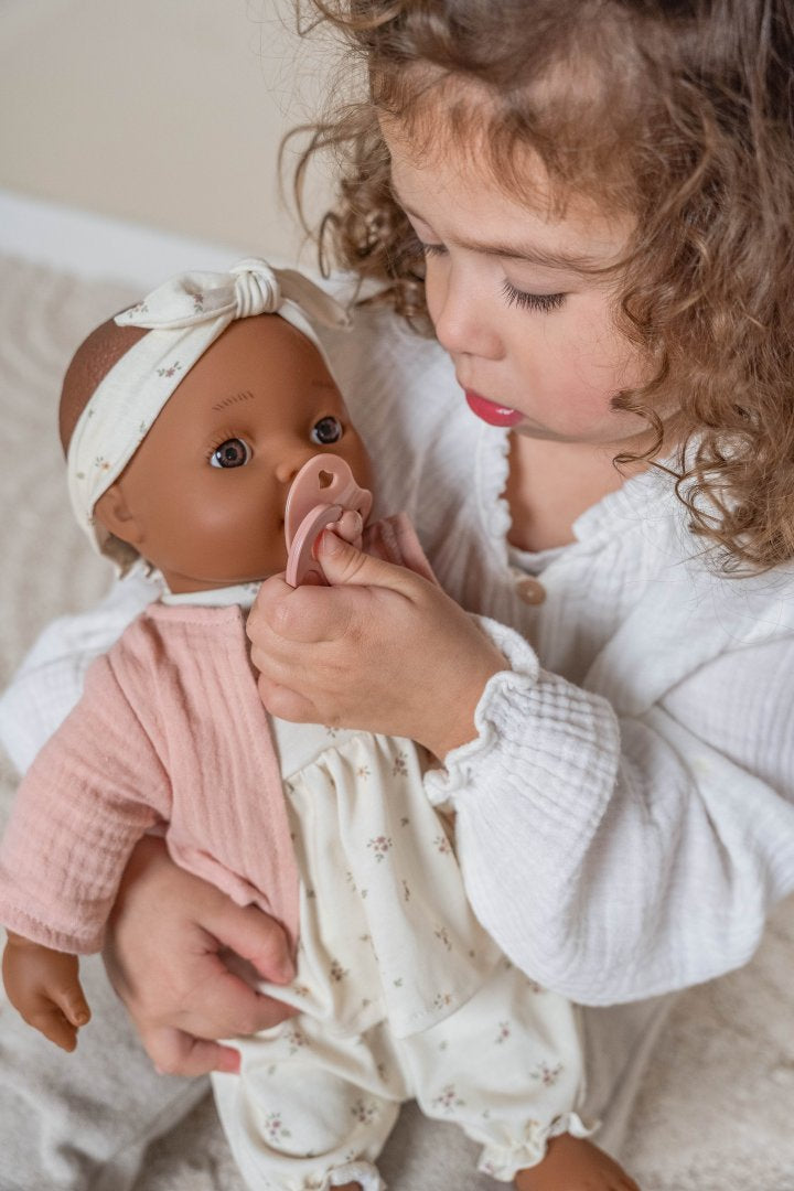 Little Dutch Puppe Noa – Spielszenenansicht der weichen Babypuppe für Fürsorge- und Familienrollenspiele ab 18 Monaten