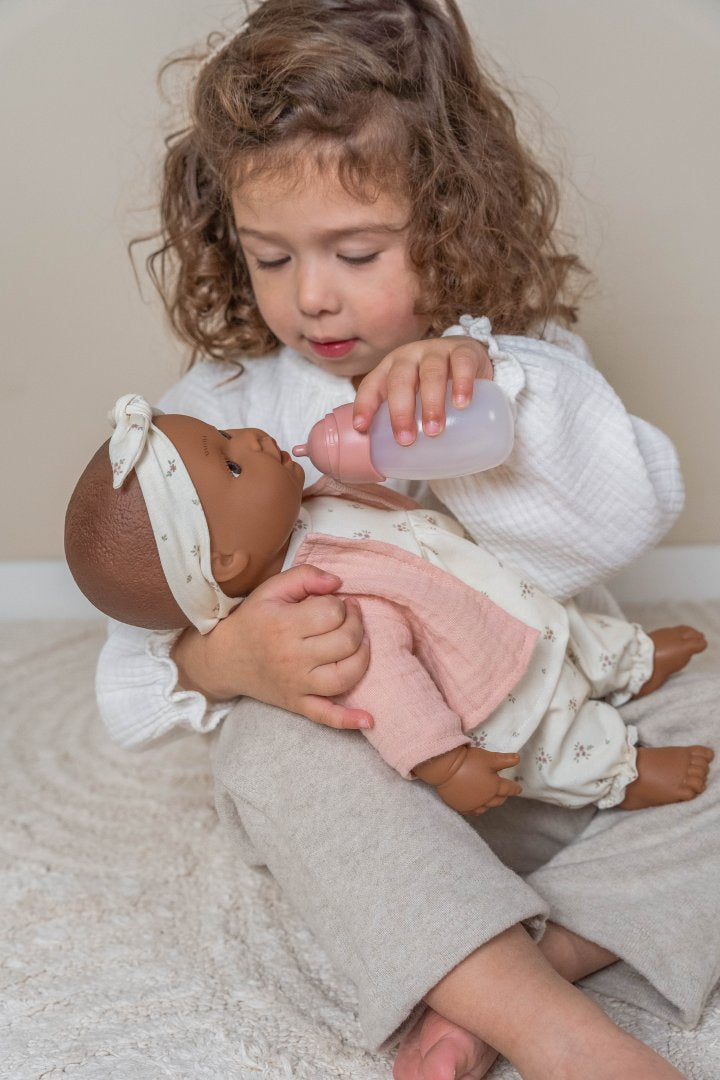Little Dutch Baby Noa 7-teiliges Puppenset – weitere Detailansicht von Puppe, Outfit und Zubehör für Kinder
