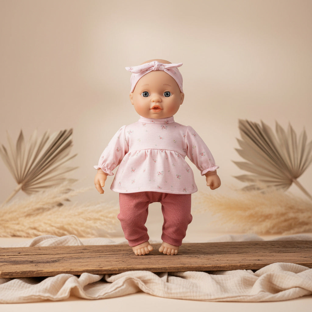Personalisierte Babypuppe Lily mit Name – Produktansicht mit weichem Outfit