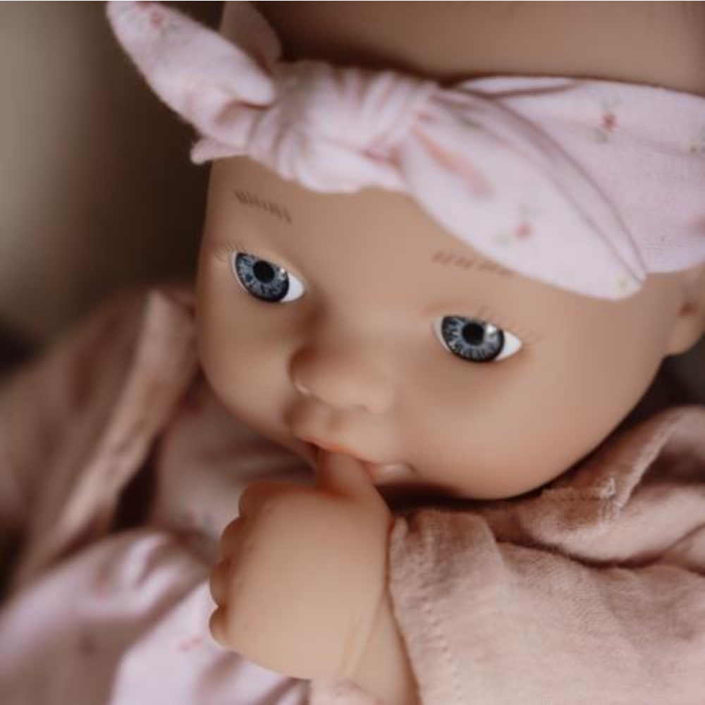 Personalisierte Babypuppe Lily mit Name auf dem Outfit – Geschenk für Kinder