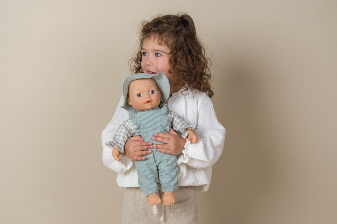 Little Dutch grünes Puppenkleidungs-Set – Spielszenenansicht mit Latzhose, Oberteil und Sonnenhut für Puppen von 33 bis 36 cm
