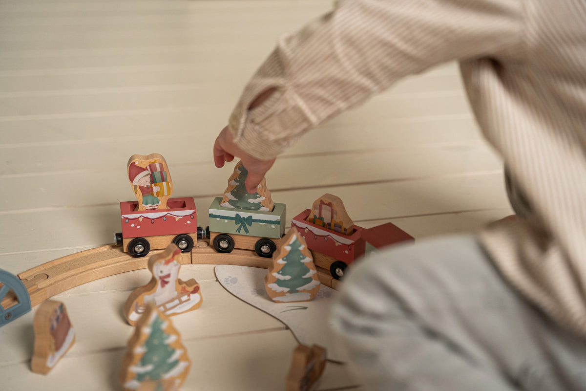 Little Dutch Winter-Holzeisenbahn – Spielszenenansicht der Eisenbahn mit Schienen und winterlicher Spielwelt für Kinder