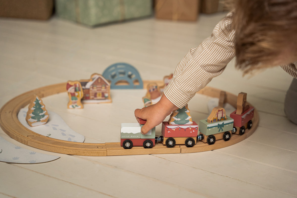 Little Dutch Holzeisenbahn Winterwelt – weitere Detailansicht des Holz-Eisenbahnsets für fantasievolle Winterabenteuer im Kinderzimmer