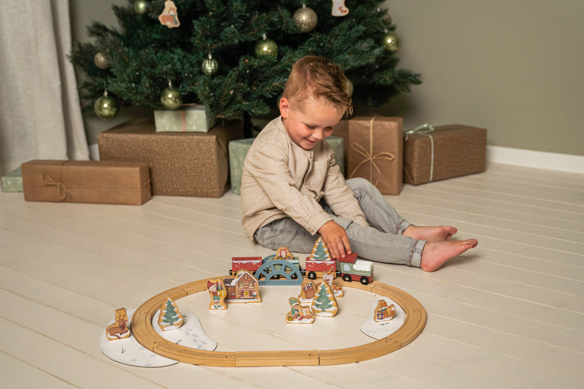 Little Dutch Holzeisenbahn Winterwelt aus Holz – Produktansicht der winterlichen Eisenbahn für kreatives Bauen und Rollenspielen