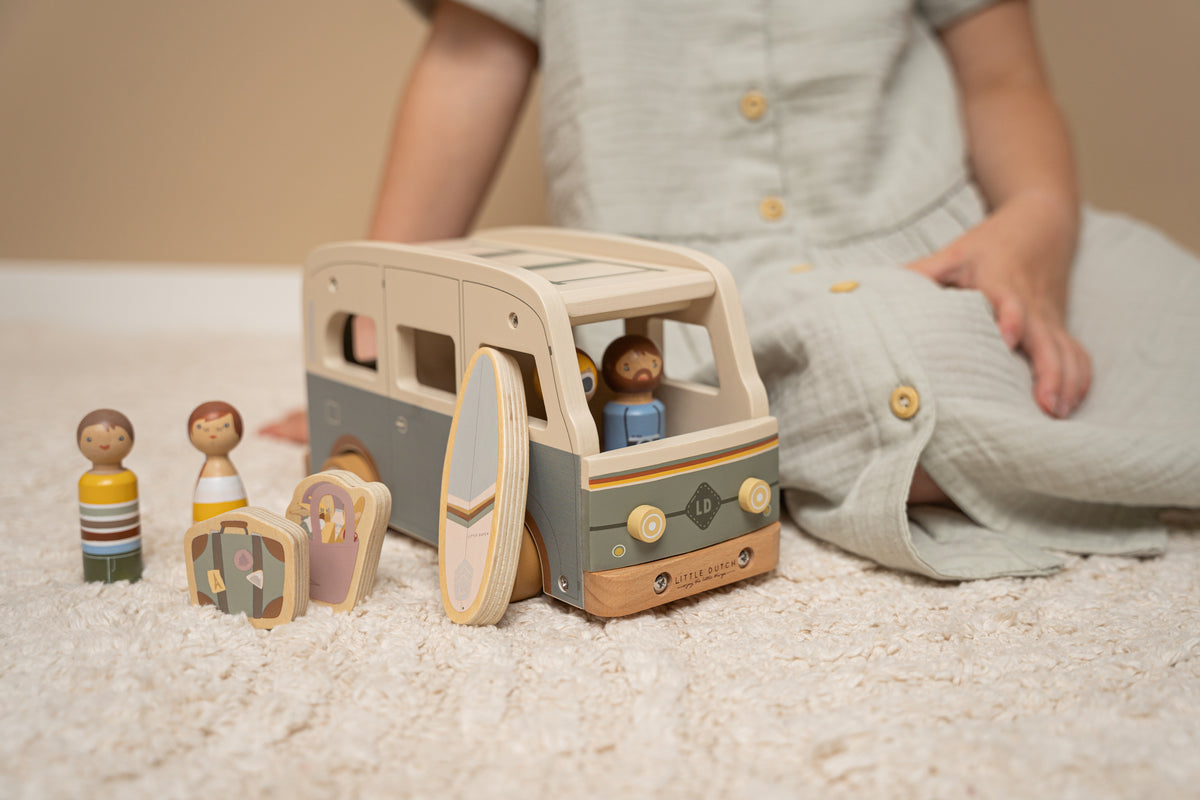 Little Dutch Retro Camper aus Holz – Vintage Wohnmobil mit Figuren und Zubehör für fantasievolle Reise- und Camping-Rollenspiele ab 18 Monaten