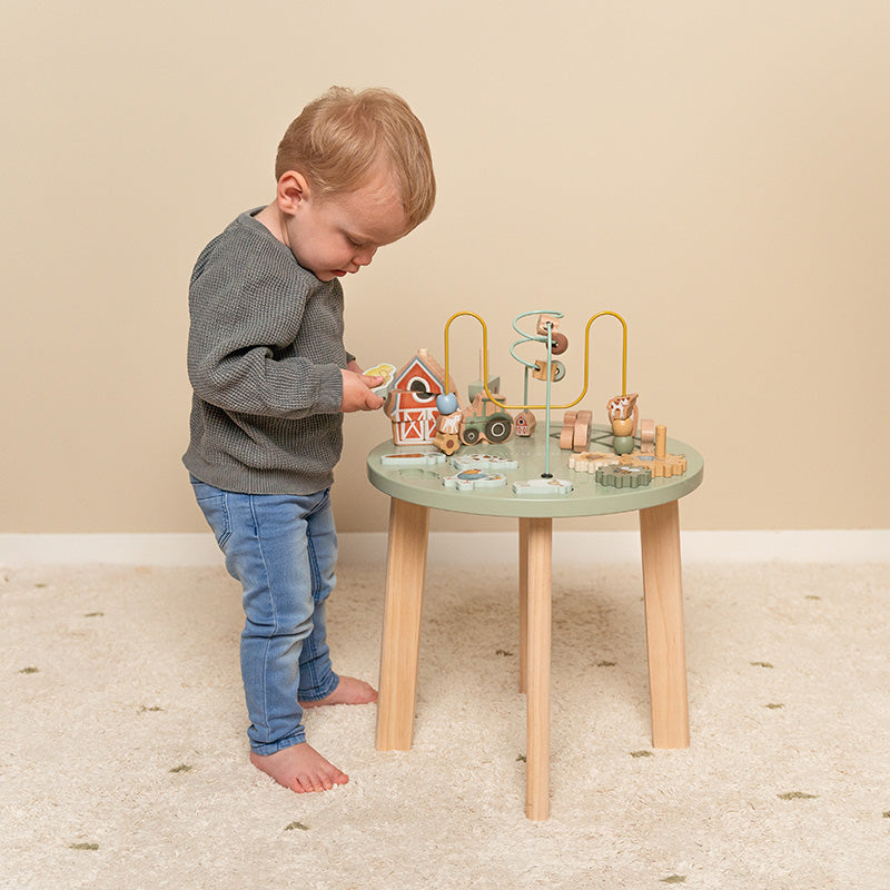 Little Dutch Aktivitätentisch Little Farm – weitere Ansicht des Holz-Motoriktischs mit Perlen, Zahnrädern, Puzzle und Farmfiguren