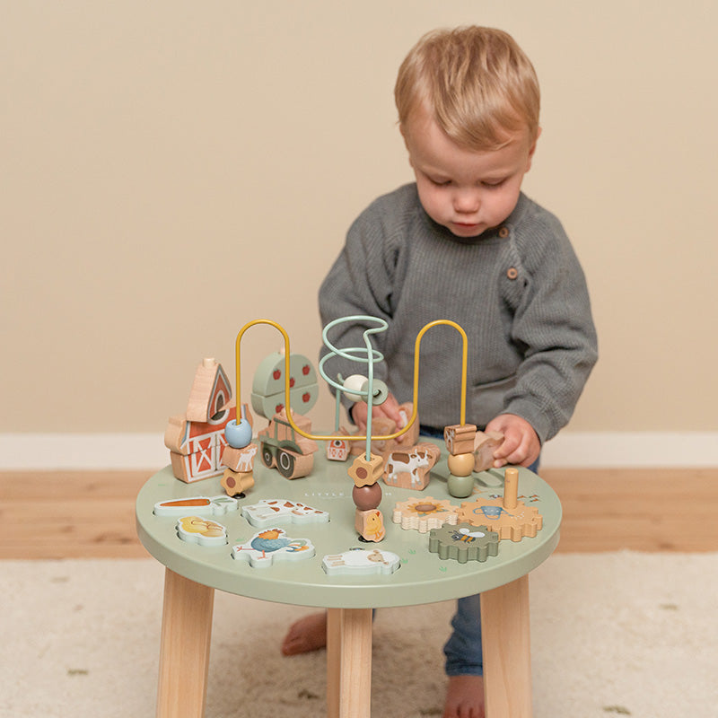 Little Dutch Little Farm Aktivitätentisch – Detailansicht des stabilen Holz-Spieltischs mit fünf Aktivitäten zur Förderung der Feinmotorik