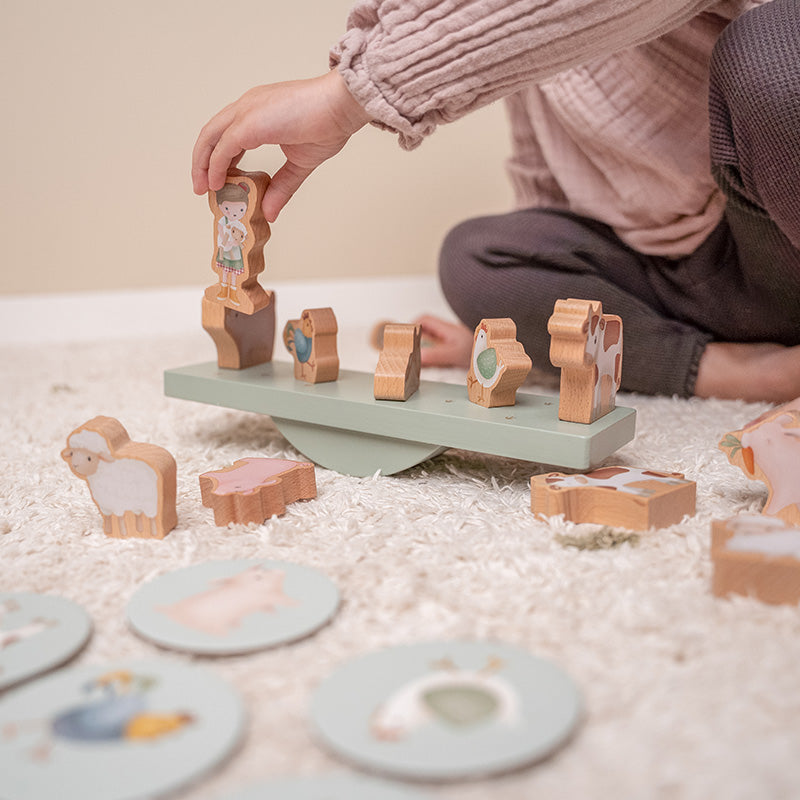 Little Dutch Gleichgewichtsspiel Little Farm – Detailansicht des Balancierspiels mit Tieren, Figuren und Bauernhofelementen