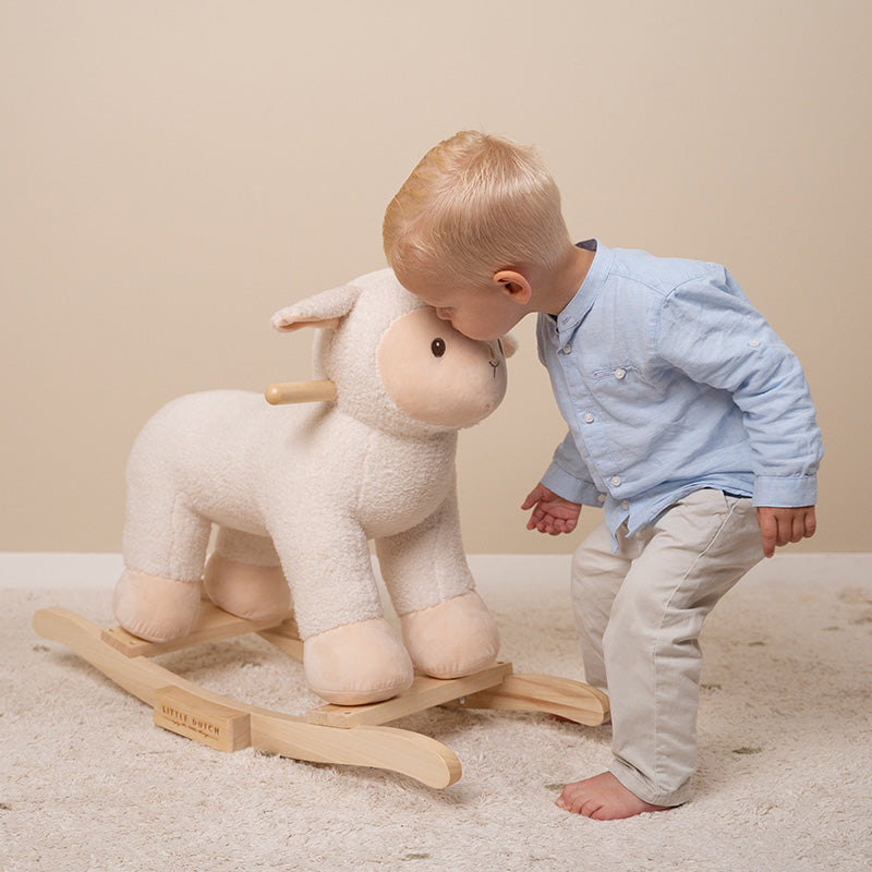 Little Dutch Little Farm Schaukelfigur Schaf – Detailansicht des Schaukeltiers aus Holz und weichem Polyester