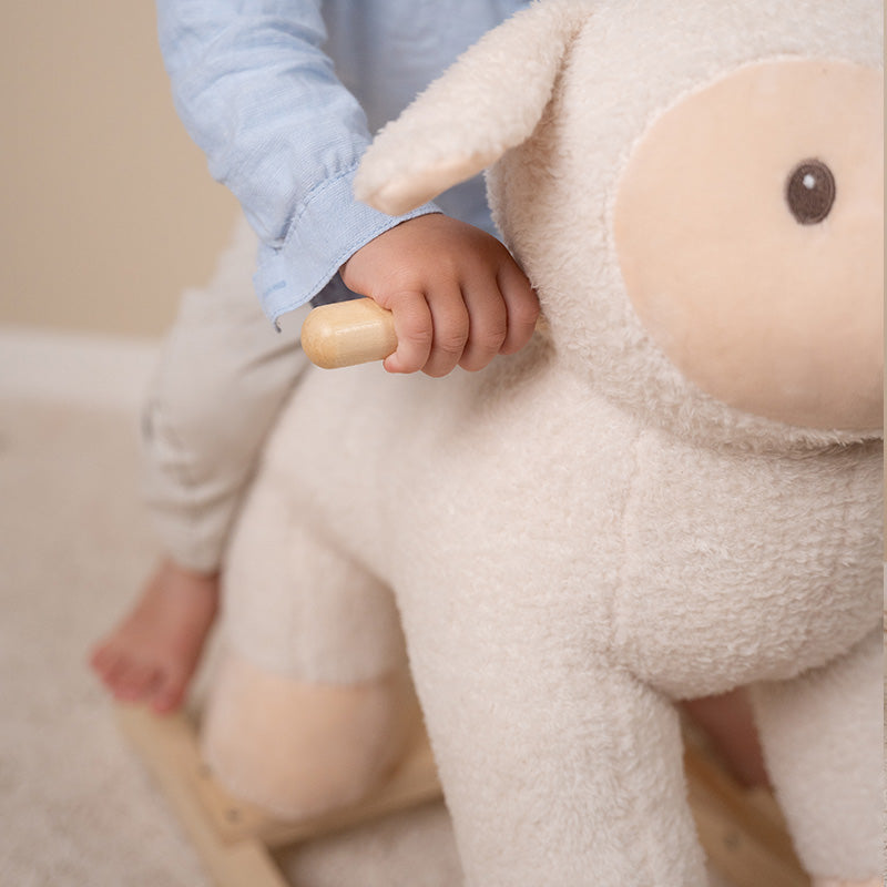 Little Dutch Schaukelfigur Schaf Little Farm – weitere Produktansicht des weißen Schaukeltiers für das Kinderzimmer