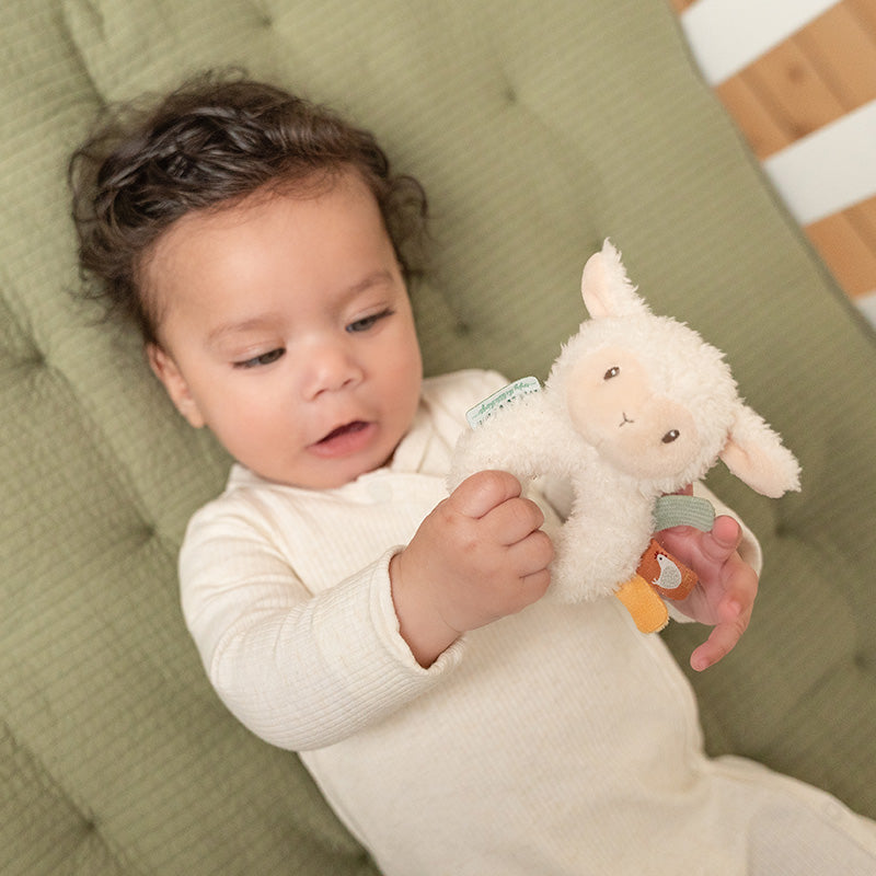 Baby-Rassel mit Schaf und Etiketten zum Tasten