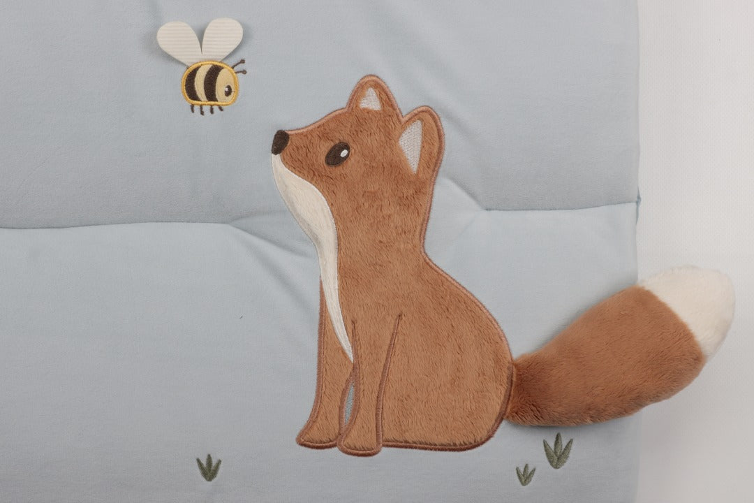 Little Dutch Forest Friends Spieldecke – Detailansicht der gepolsterten Baby-Matte mit verschiedenen Texturen und Aktivitäten