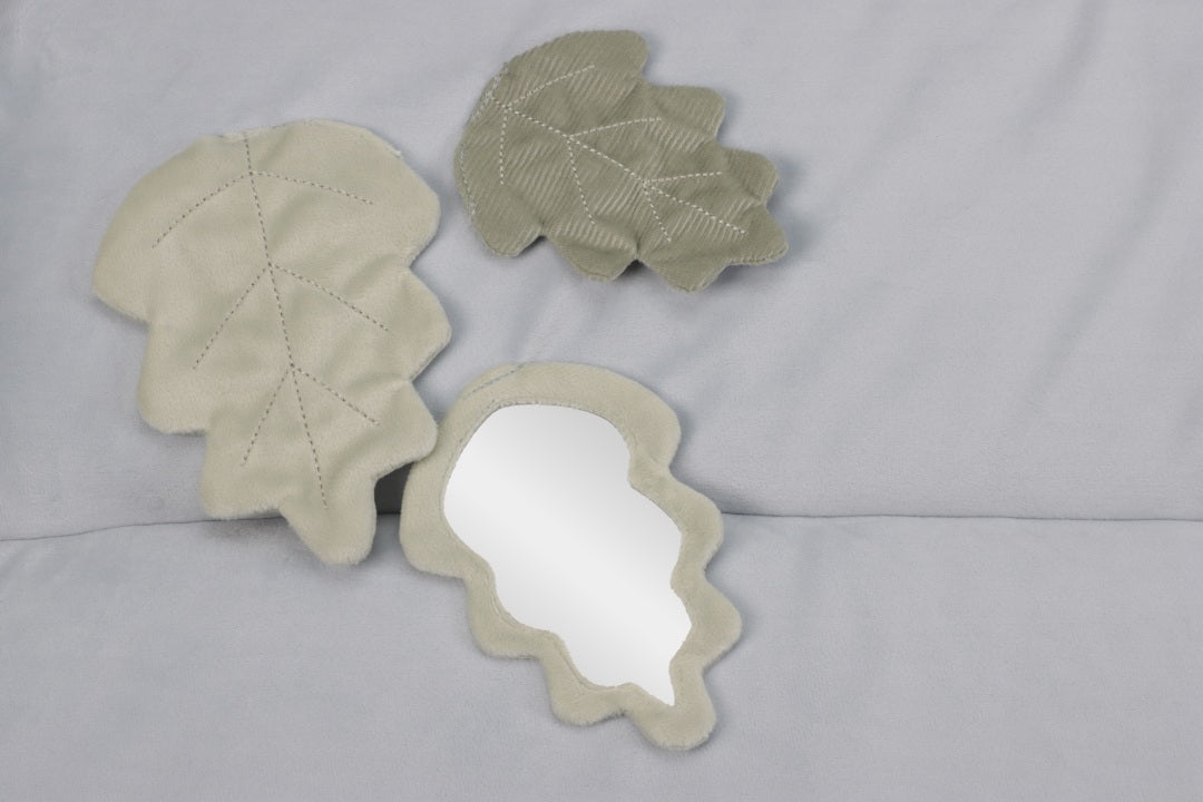 Little Dutch Forest Friends Laufgittereinlage – Spielszenenansicht der weichen gepolsterten Babydecke mit sensorischen Spielelementen