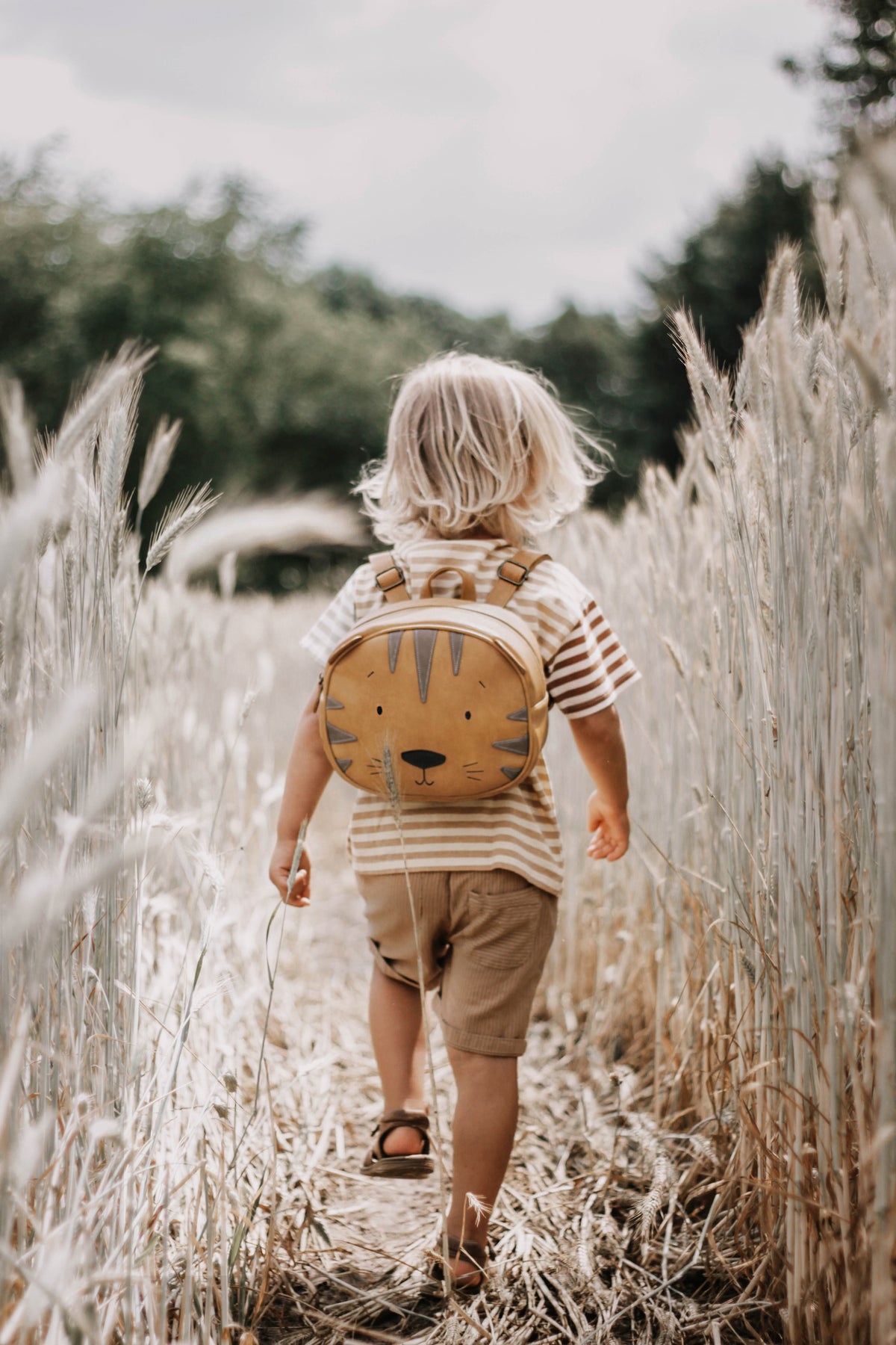 Little Who Kinder-Rucksack Tiger Theodor in Orange – Seitenansicht des veganen 5-Liter-Rucksacks im Vintage-Look