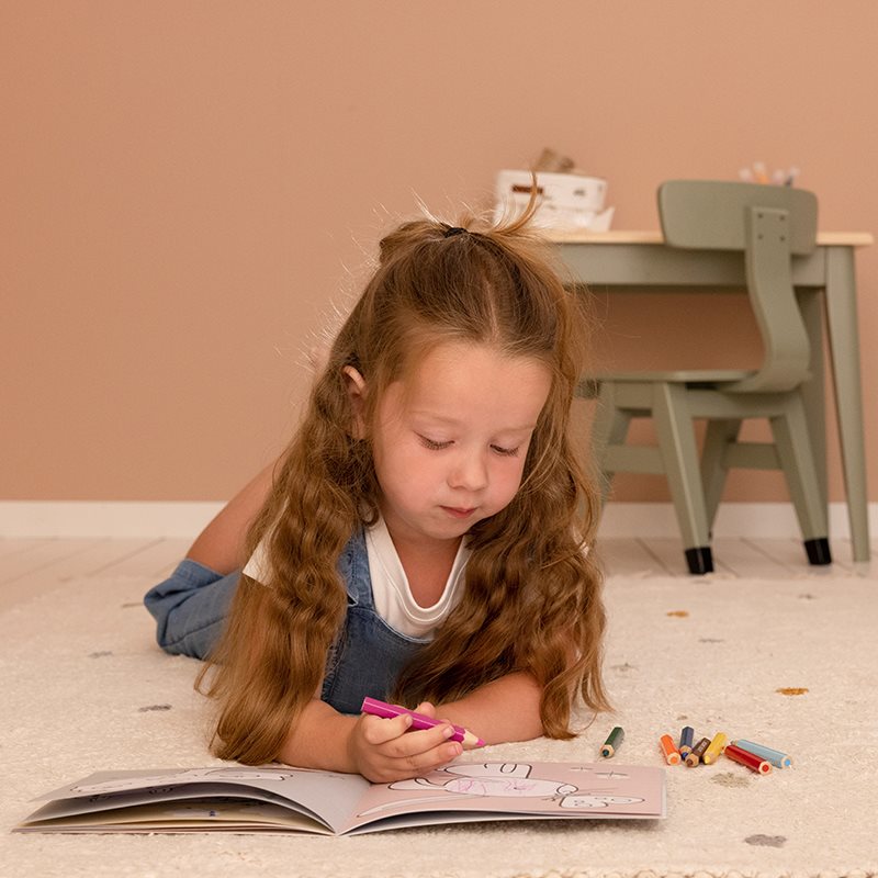 Little Dutch Kinder-Malstifte – Detailansicht des 8er-Sets farbenfroher Holzstifte für kleine Künstler