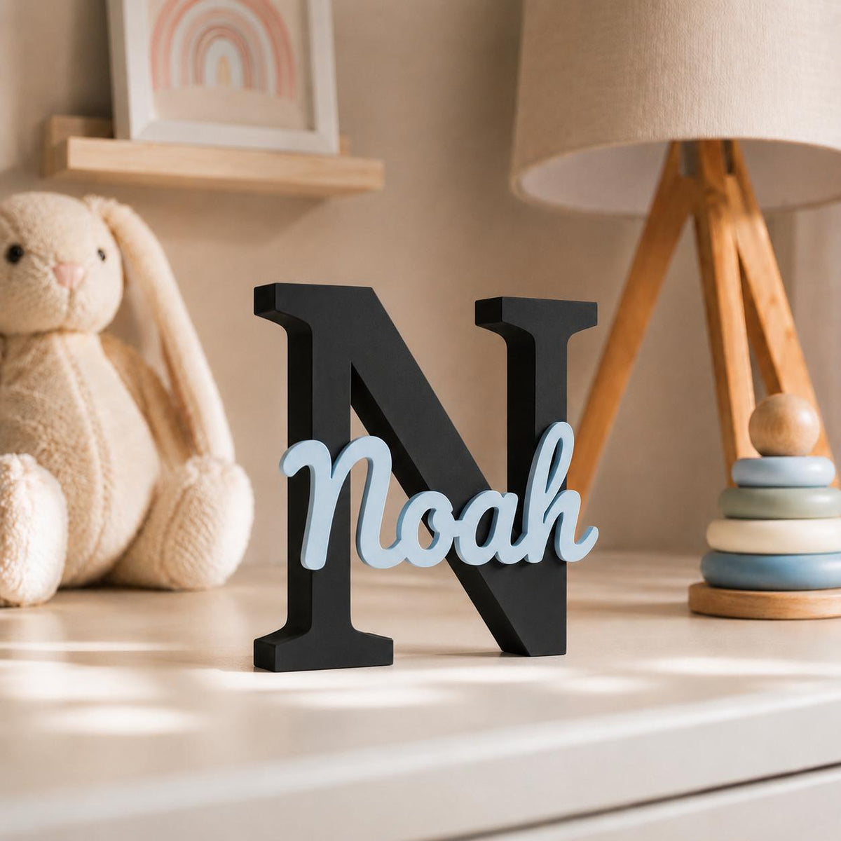 Personalisiertes Kinderzimmer-Namensschild im 3D-Druck mit schwarzer Initiale und Wunschnamen – Detailansicht