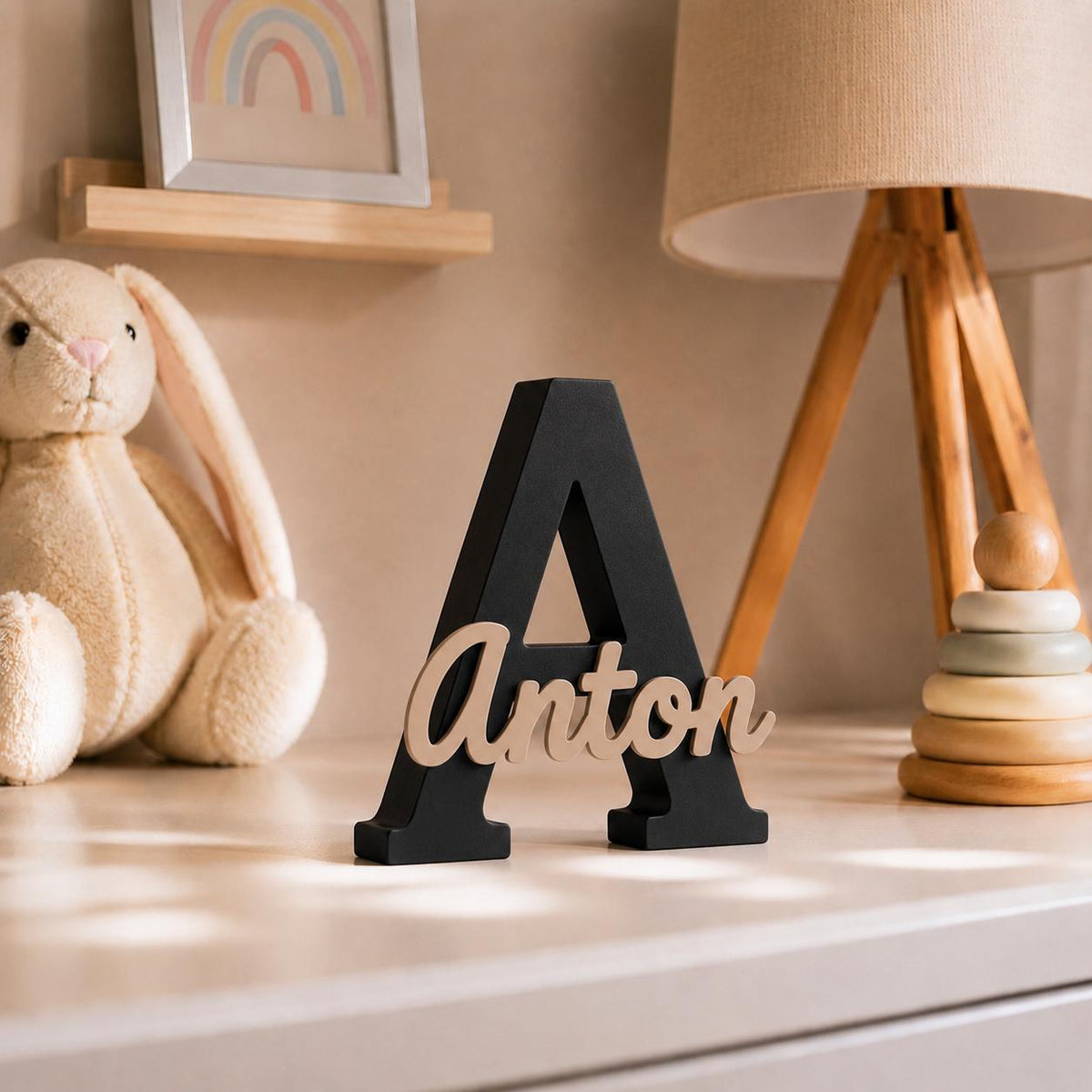 Personalisiertes 3D-Namensschild fürs Kinderzimmer mit schwarzem Anfangsbuchstaben und farbigem Wunschnamen – Produktansicht