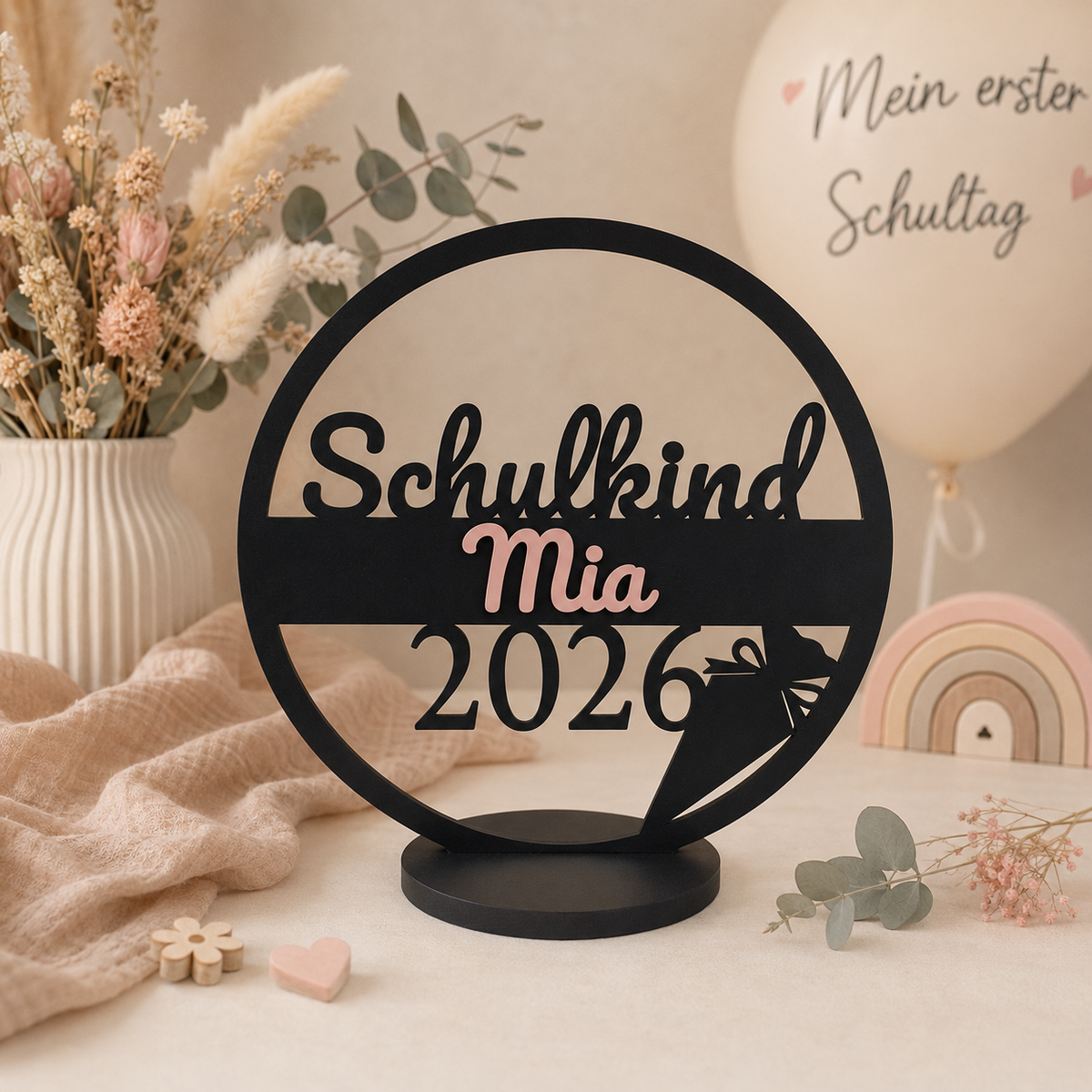Personalisiertes Einschulungsschild 2026 als Aufsteller mit Name Mia in Rosa