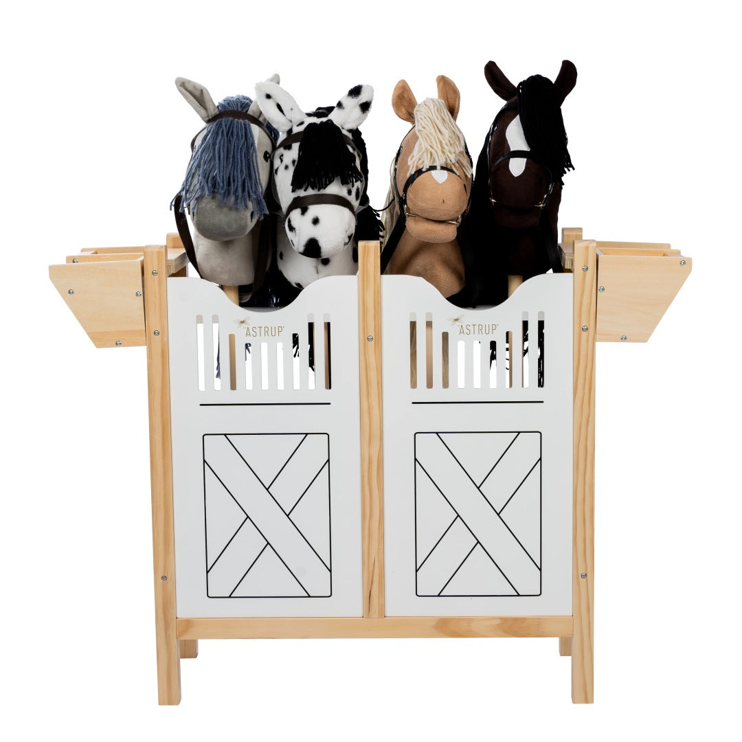 byAstrup Pferdestall für 4 Hobby Horses in Weiß – stabile Aufbewahrungsbox mit zwei Futtertrögen für Steckenpferde ab 3 Jahren