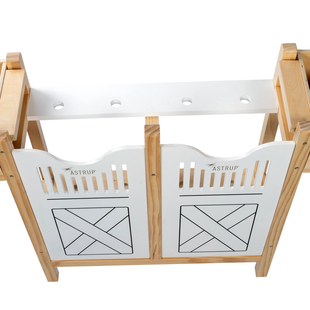 Pferdestall für vier Steckenpferde von byAstrup – weißer Hobby-Horse-Stall im nordischen Design mit Heuraufen