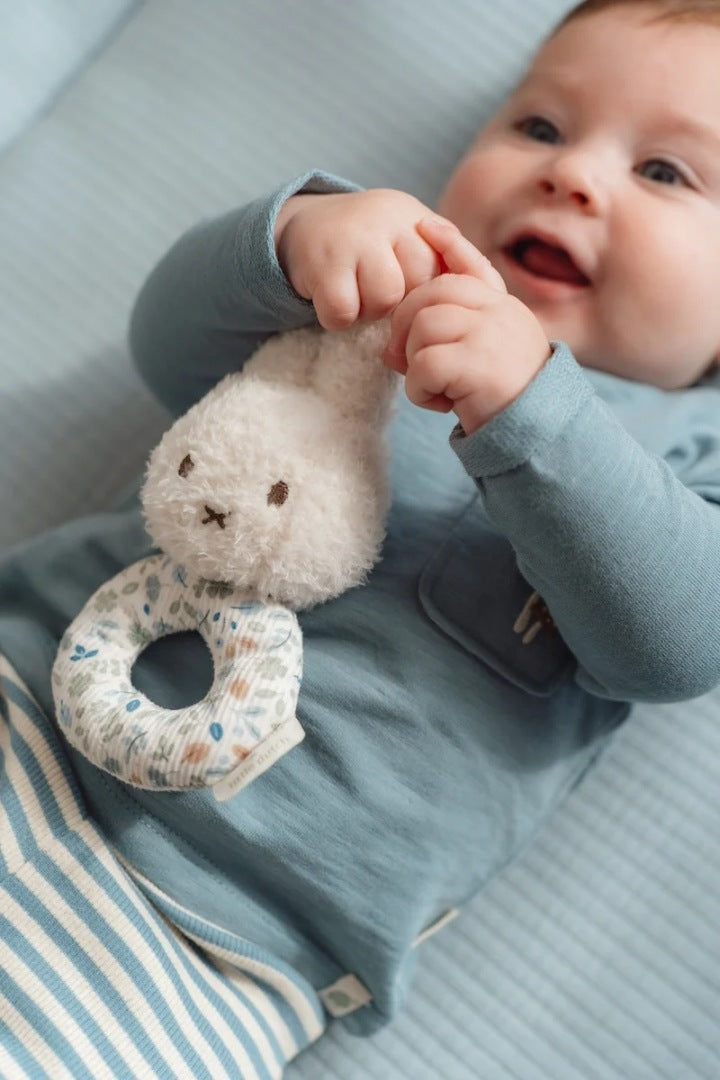 Miffy Lucky Leaves Ringrassel in Blau – Detailansicht des weichen Greifspielzeugs für Babys ab 0 Monaten
