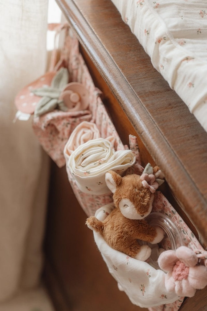 Little Dutch Fairy Garden Ringrassel Reh – pinker Baby-Greifling mit weichem Reh, Blume und rasselnden Perlen