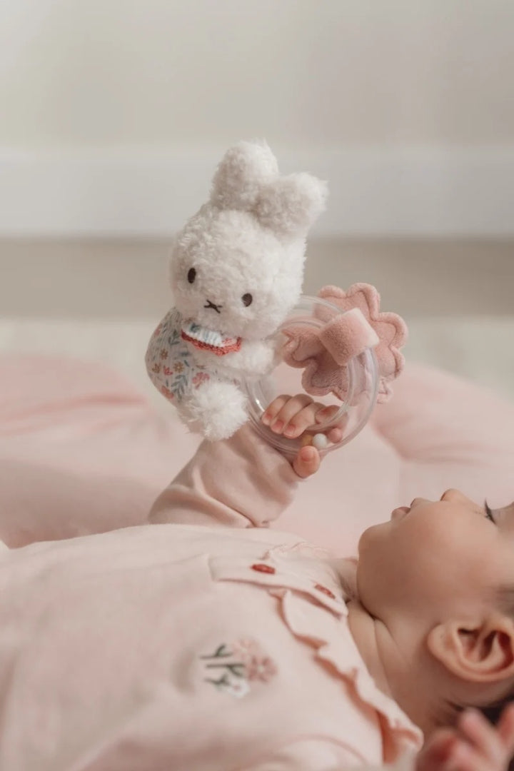 Miffy Lucky Blossom Ringrassel in Rosa – Babyspielzeug zum Greifen und Schütteln zur Förderung von Sinnen und Hand-Augen-Koordination
