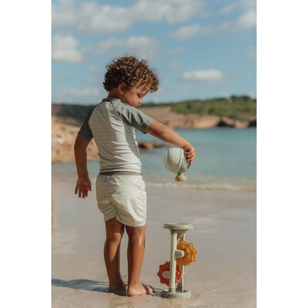 Little Dutch Sand- und Wassermühle Ocean Dreams Grün – Detailansicht des Strand- und Gartenspielzeugs mit drehenden Rädern