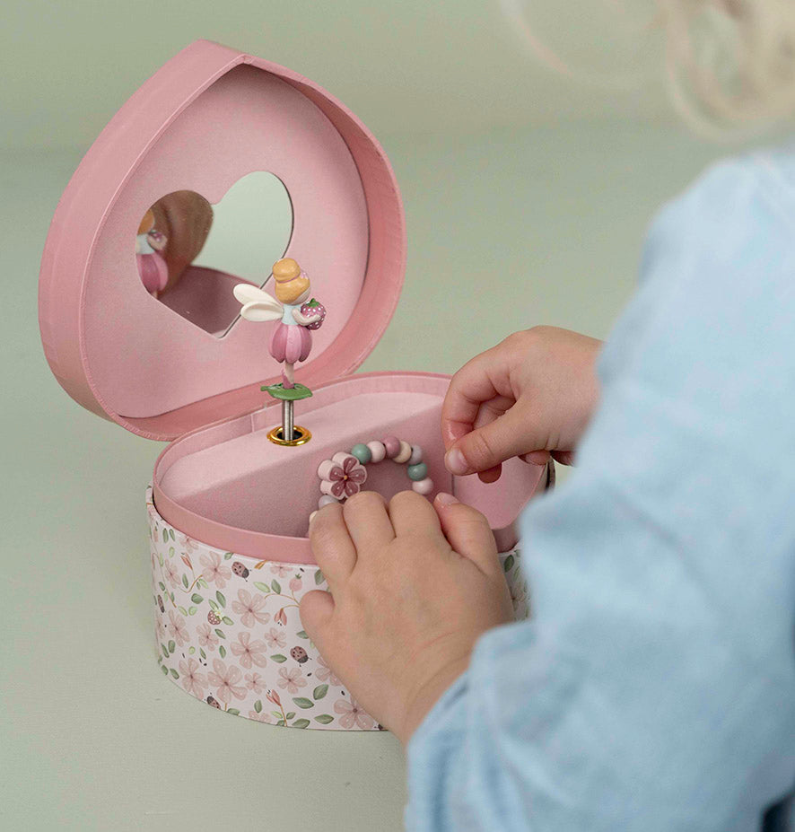 Little Dutch Schmuckkästchen mit Musik Fairy Garden – geöffnete Schmuckdose mit tanzender Fee vor dem Spiegel und Platz für kleine Schätze